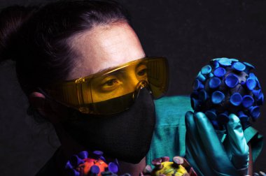  Gözlüklü ve eldivenli kız korkunç bir virüsten korkuyor.