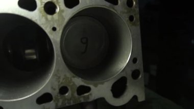 Bir otomobil motor kaynak işçiliğini öğütücü ve yeni parçaların montajı ile tamir ve ayarlama