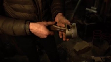 Bir otomobil motor kaynak işçiliğini öğütücü ve yeni parçaların montajı ile tamir ve ayarlama