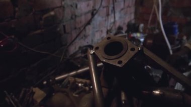 Bir otomobil motor kaynak işçiliğini öğütücü ve yeni parçaların montajı ile tamir ve ayarlama