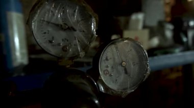 Bir otomobil motor kaynak işçiliğini öğütücü ve yeni parçaların montajı ile tamir ve ayarlama