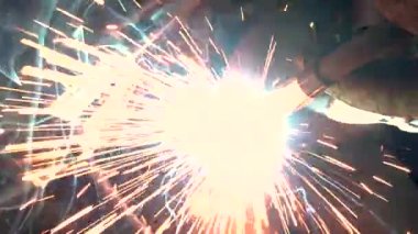 Bir otomobil motor kaynak işçiliğini öğütücü ve yeni parçaların montajı ile tamir ve ayarlama