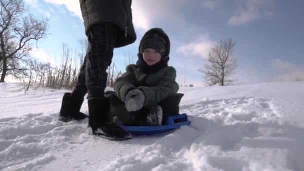 Jeździć Zjeżdżalni Świeżym Powietrzu Zimie Mama Syn Jamnikiem Psa Baw — Wideo stockowe