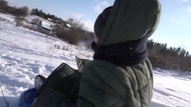 겨울에 엄마와 아들을 데리고 야외에서 산책을 영위하는 도움이 — 비디오