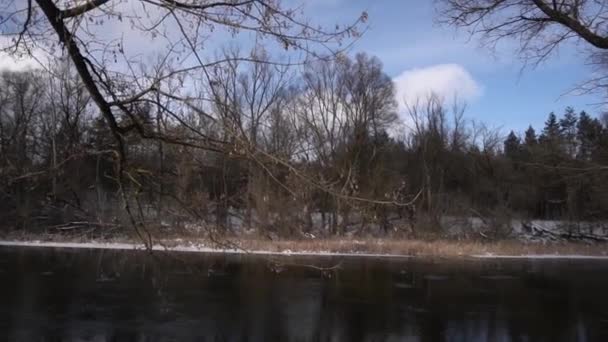 Der Boden Ist Einem Sonnigen Frostigen Tag Mit Weißem Kaltem — Stockvideo