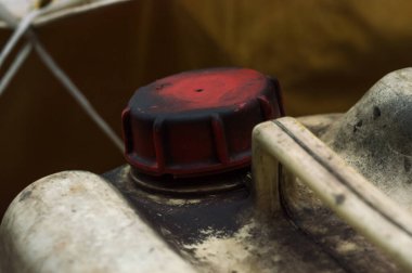 Kırmızı kapaklı eski plastik kutu.