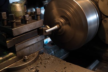 İş yerindeki eski torna, metal makineleri.
