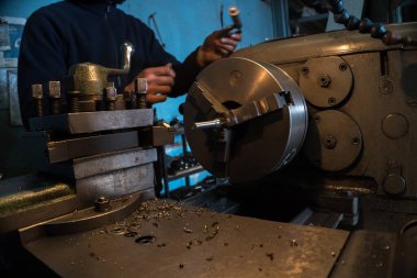 İş yerindeki eski torna, metal makineleri.