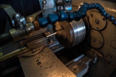 İş yerindeki eski torna, metal makineleri.