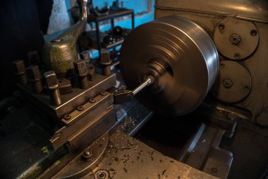 İş yerindeki eski torna, metal makineleri.