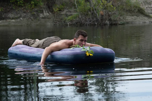 Jeune Homme Flotte Sur Matelas Gonflable Sur Rivière Été — Photo