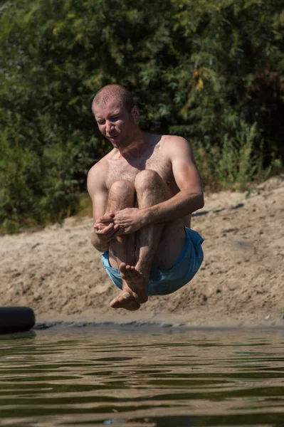 Jeune Homme Sautant Dans Rivière Avec Des Émotions Drôles — Photo