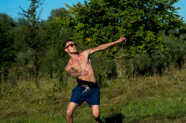 Fiatal Férfi Ugrás Játszik Röplabda Szabadban Nyáron — Stock Fotó