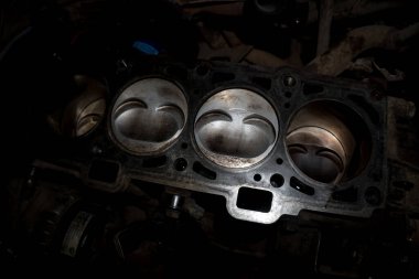 Parçalanmış eski bir motorun tamir edilmesi araba başlı zamanlayıcı giysisi