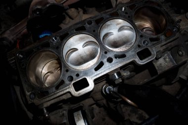 Parçalanmış eski bir motorun tamir edilmesi araba başlı zamanlayıcı giysisi