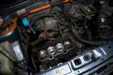 Parçalanmış eski bir motorun tamir edilmesi araba başlı zamanlayıcı giysisi