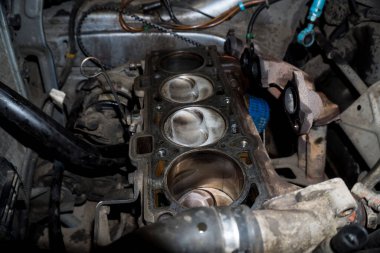 Parçalanmış eski bir motorun tamir edilmesi araba başlı zamanlayıcı giysisi