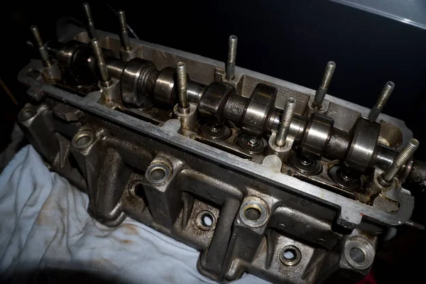 車のヘッドタイミング機構の分解された古いエンジンの修理は — ストック写真