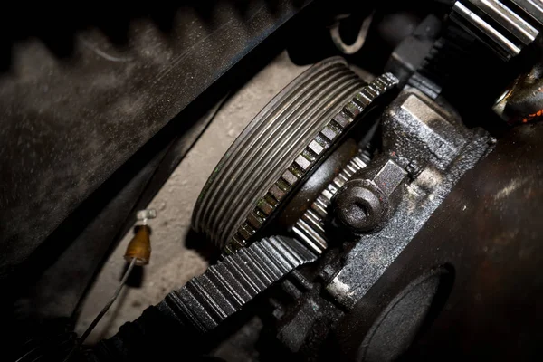 分解された古いエンジンツールプーリーとベルトを修復する — ストック写真