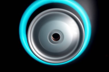 Hareket halindeki uzun pozlu fotoğrafçılık bulanık ışıkta dönen araba titanyum jantları