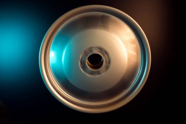 Hareket halindeki uzun pozlu fotoğrafçılık bulanık ışıkta dönen araba titanyum jantları