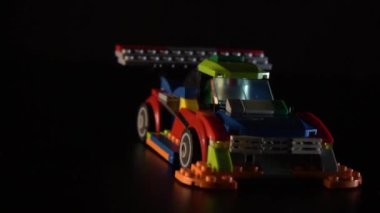 Oyuncak üreticisi yarış arabası karanlıkta dönüyor