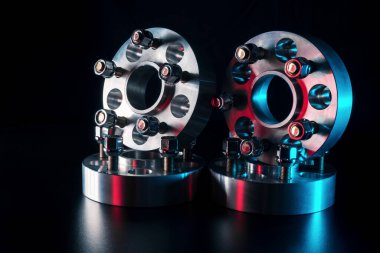 Bir arabanın tekerlek tabanını genişletmek için boşluklar