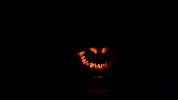 怖いアートハロウィンお祝い煙と暗闇の中で奇妙なカボチャキャンドルライトによって — ストック動画