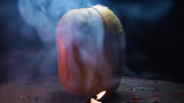 Assustador Arte Halloween Celebração Estranho Abóboras Fumaça Escuridão Luz Velas — Vídeo de Stock