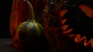 Korkunç sanat cadılar bayramını kutluyor duman içindeki garip balkabakları ve mum ışığında karanlık