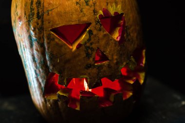 Korkunç sanat cadılar bayramını kutluyor duman içindeki garip balkabakları ve mum ışığında karanlık