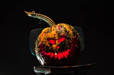 Korkunç sanat cadılar bayramını kutluyor duman içindeki garip balkabakları ve mum ışığında karanlık