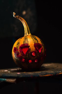 Korkunç sanat cadılar bayramını kutluyor duman içindeki garip balkabakları ve mum ışığında karanlık