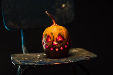 Korkunç sanat cadılar bayramını kutluyor duman içindeki garip balkabakları ve mum ışığında karanlık