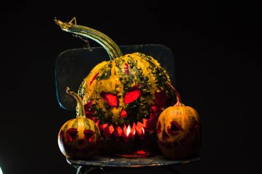 Korkunç sanat cadılar bayramını kutluyor duman içindeki garip balkabakları ve mum ışığında karanlık