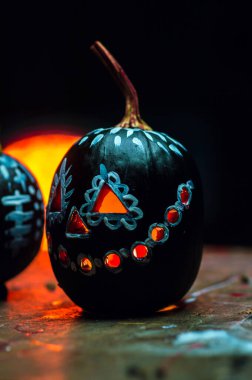 Korkunç sanat cadılar bayramı kutlaması garip balkabakları siyah beyaz duman ve karanlıkta