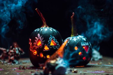 Korkunç sanat cadılar bayramı kutlaması garip balkabakları siyah beyaz duman ve karanlıkta