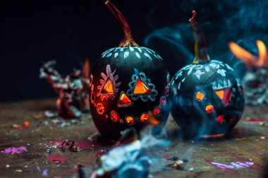 Korkunç sanat cadılar bayramı kutlaması garip balkabakları siyah beyaz duman ve karanlıkta