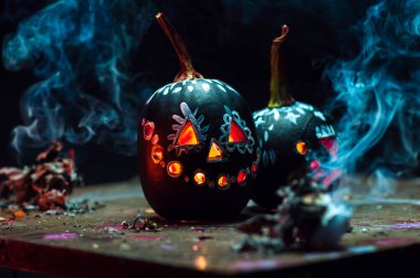 Korkunç sanat cadılar bayramı kutlaması garip balkabakları siyah beyaz duman ve karanlıkta