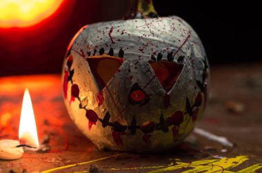 Korkunç sanat cadılar bayramı kutlaması garip balkabakları siyah beyaz duman ve karanlıkta