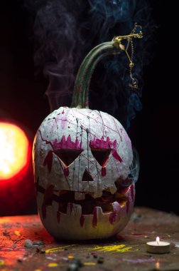 Korkunç sanat cadılar bayramı kutlaması garip balkabakları siyah beyaz duman ve karanlıkta