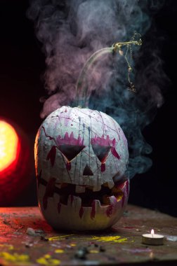 Korkunç sanat cadılar bayramı kutlaması garip balkabakları siyah beyaz duman ve karanlıkta