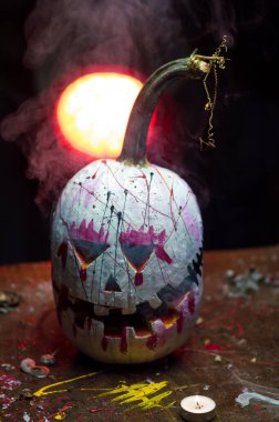 Korkunç sanat cadılar bayramı kutlaması garip balkabakları siyah beyaz duman ve karanlıkta