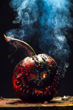 Korkunç sanat cadılar bayramı kutlaması garip balkabakları siyah beyaz duman ve karanlıkta