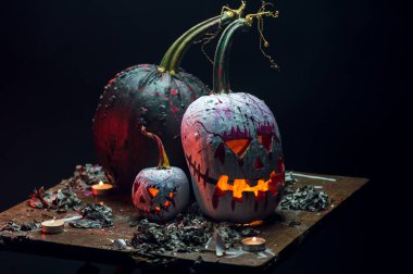 Korkunç sanat cadılar bayramı kutlaması garip balkabakları siyah beyaz duman ve karanlıkta