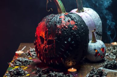 Korkunç sanat cadılar bayramı kutlaması garip balkabakları siyah beyaz duman ve karanlıkta