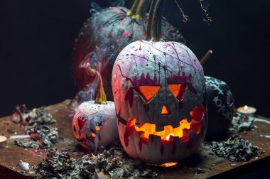 Korkunç sanat cadılar bayramı kutlaması garip balkabakları siyah beyaz duman ve karanlıkta