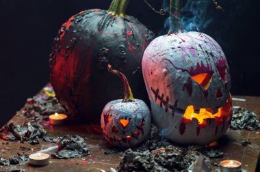 Korkunç sanat cadılar bayramı kutlaması garip balkabakları siyah beyaz duman ve karanlıkta