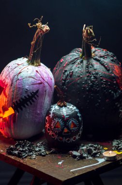 Korkunç sanat cadılar bayramı kutlaması garip balkabakları siyah beyaz duman ve karanlıkta