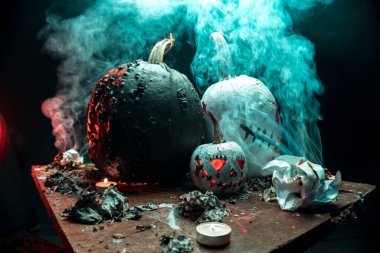 Korkunç sanat cadılar bayramı kutlaması garip balkabakları siyah beyaz duman ve karanlıkta